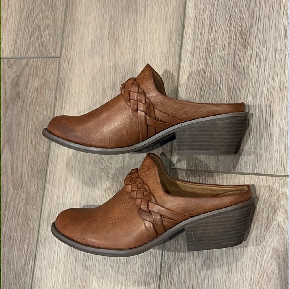Euro Soft by Sofft Light Brown Leather Mules Braided Detail Size 6M - Picture 4 of 14
